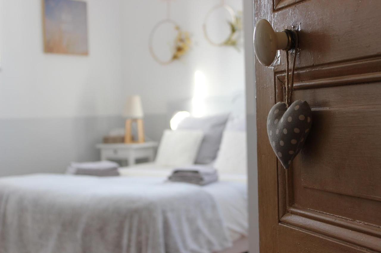 Maison D'Hotes La Poterne เอแปร์เน ภายนอก รูปภาพ